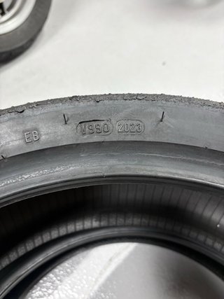 Neumáticos Slick 1 Pirelli y  2 Metzeler