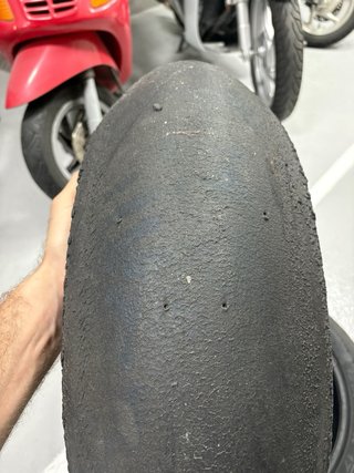 Neumáticos Slick 1 Pirelli y  2 Metzeler