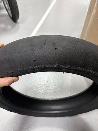 Neumáticos Slick 1 Pirelli y  2 Metzeler