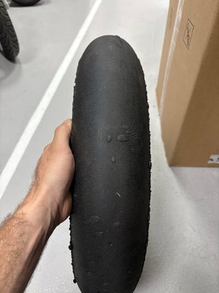 Neumáticos Slick 1 Pirelli y  2 Metzeler