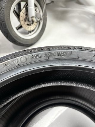 Neumáticos Slick 1 Pirelli y  2 Metzeler