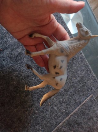Caballo de plástico con manchas