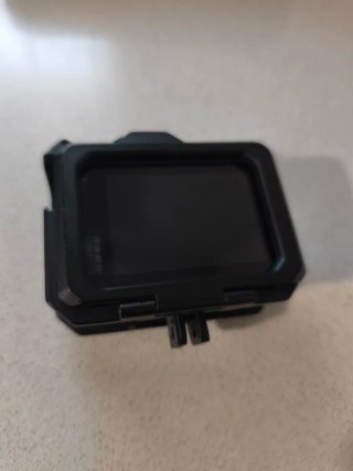 Cámara GoPro Hero 13 con su carcasa y extras