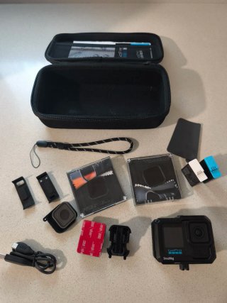 Cámara GoPro Hero 13 con su carcasa y extras