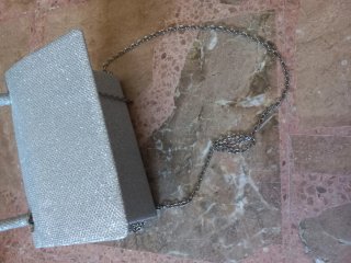 Bolso de mano plateado con brillos