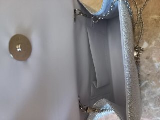Bolso de mano plateado con brillos