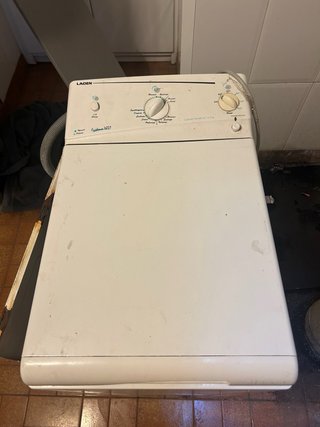 Lavadora blanca con desperfectos