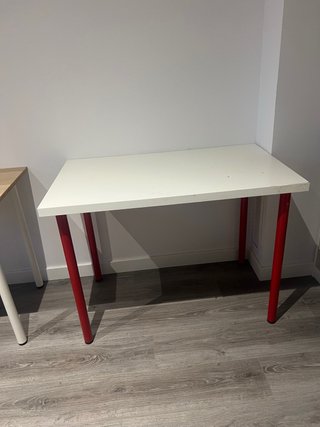Mesa blanca con patas rojas
