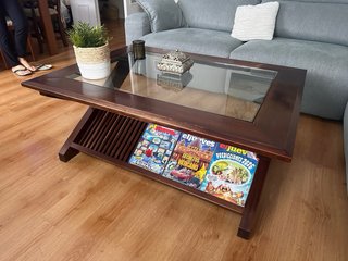Mesa de centro de madera maciza,cristal,revistero