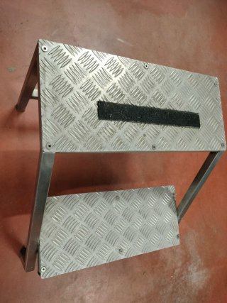 Escalón metálico de dos peldaños