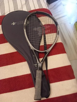 Raqueta de tenis con funda