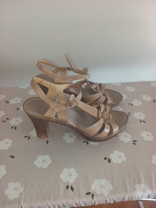 Sandalias tacón beige y marrón