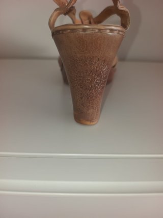 Sandalias tacón beige y marrón