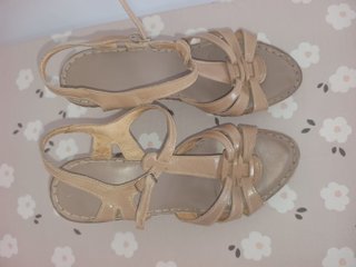 Sandalias tacón beige y marrón
