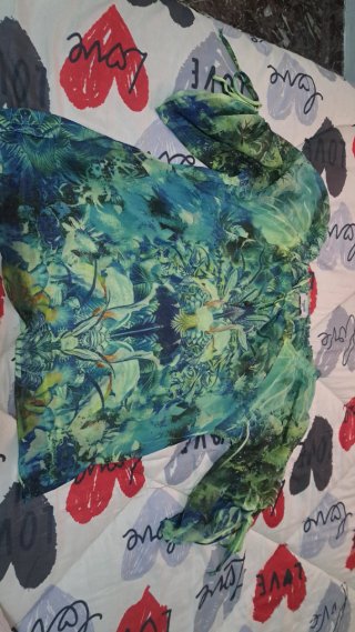 Blusa verde con estampado floral