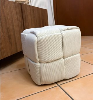 Pouf intrecciato beige in velluto a coste