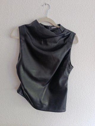 Top negro sin mangas Bershka