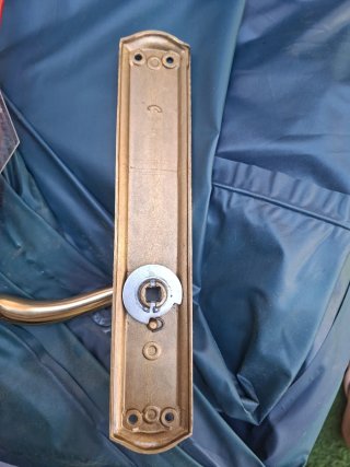 Manillas doradas para puerta