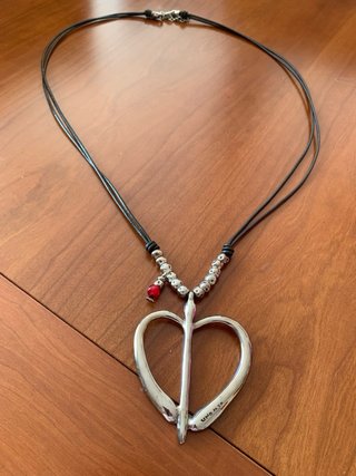Collar cuero y plata corazón Uno de 50