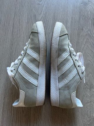 Zapatillas Adidas Grises y Blancas
