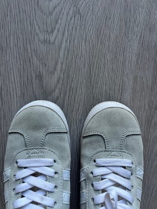 Zapatillas Adidas Grises y Blancas