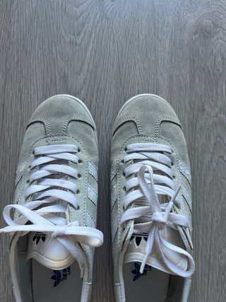 Zapatillas Adidas Grises y Blancas