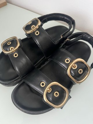 Sandalias Stradivarius negras con hebillas doradas