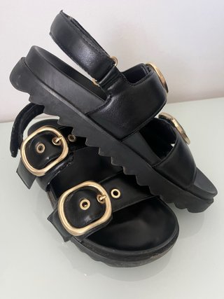 Sandalias Stradivarius negras con hebillas doradas