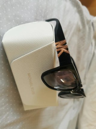 Gafas de sol Michael Kors negras y doradas