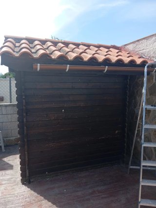 Casa de madera oscura