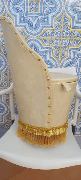 Sillón polipiel guarda camisón beige