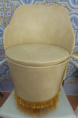 Sillón polipiel guarda camisón beige