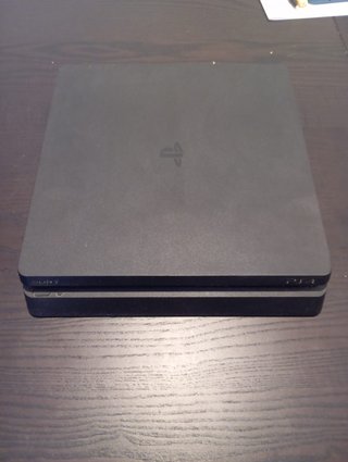 PS4 SLIM (PlayStation 4) Negra + Mando