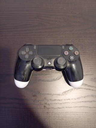 PS4 SLIM (PlayStation 4) Negra + Mando