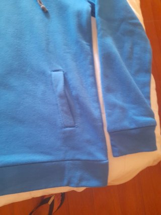 Sudadera azul y gris con capucha