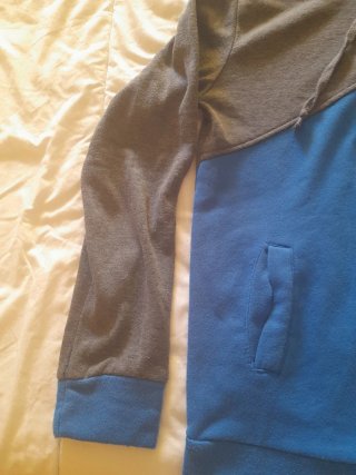 Sudadera azul y gris con capucha