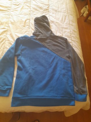 Sudadera azul y gris con capucha