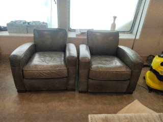 Poltrone in pelle grigie del marchio Restoration Hardware