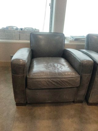Poltrone in pelle grigie del marchio Restoration Hardware