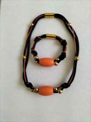 Collares y pulseras artesanales
