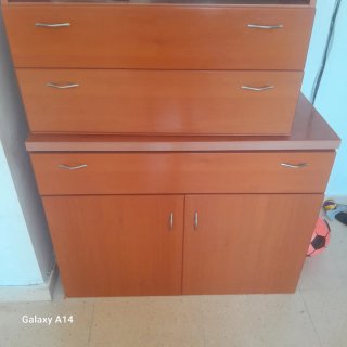 Mueble de madera y cristal