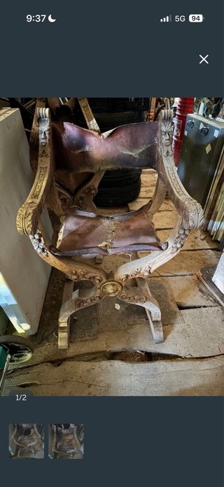 Silla de madera y cuero tallada