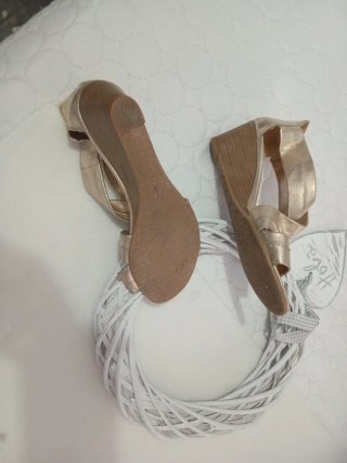 Sandalias de piel doradas