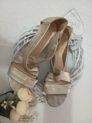 Sandalias de piel doradas