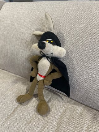 Peluche El Coyote disfrazado de El Zorro