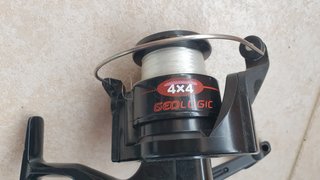 Carrete de pesca negro