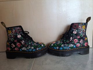 Botas Dr. Martens con estampado floral