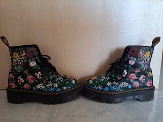 Botas Dr. Martens con estampado floral