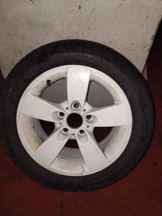 Llantas BMW blancas 16 pulgadas con cubiertas