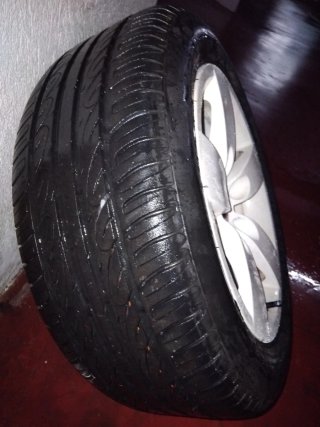 Llantas BMW blancas 16 pulgadas con cubiertas